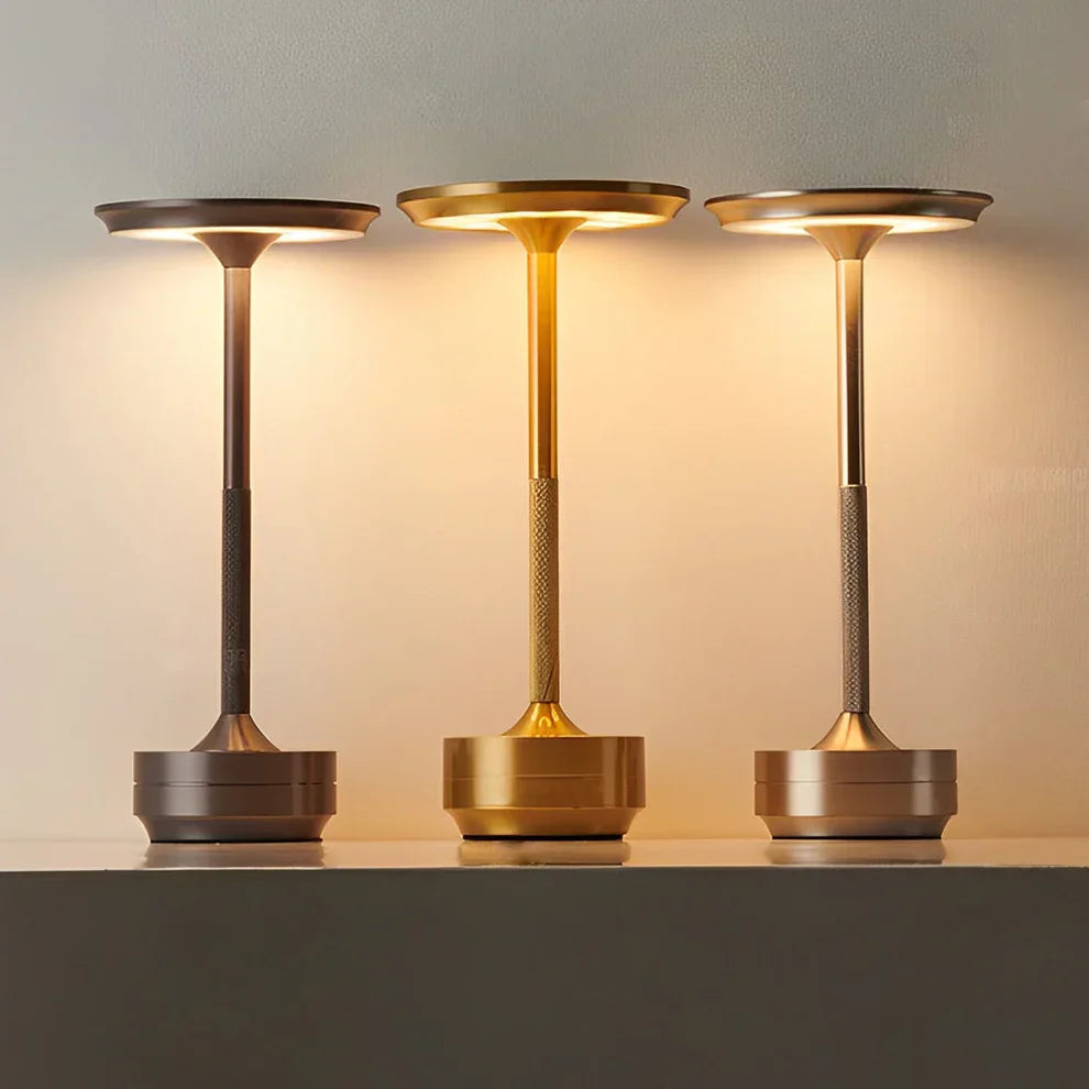 Lámpara de mesa LED recargable e inalámbrica — Regulador táctil, metal moderno - Desfino