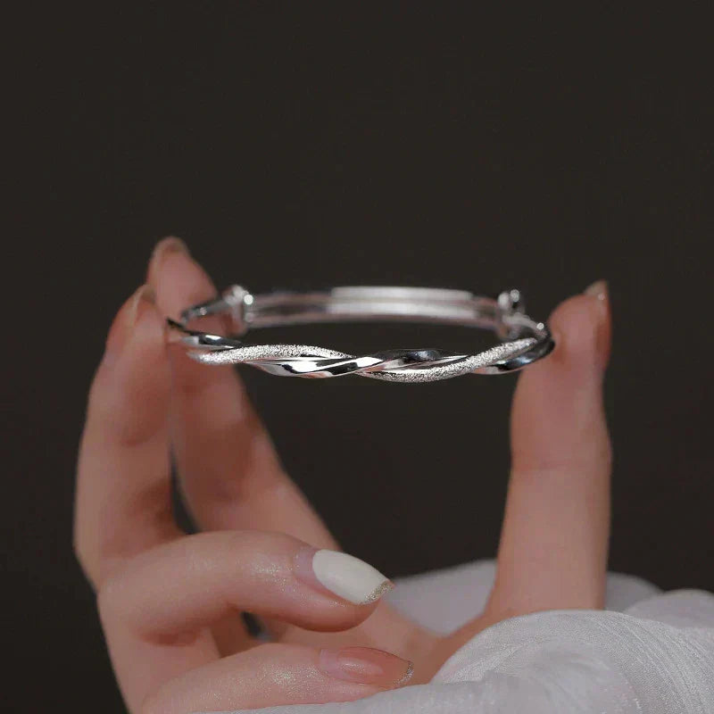 Elara, pletený náramek z ryzího stříbra — leštěný lesk, minimalistický design