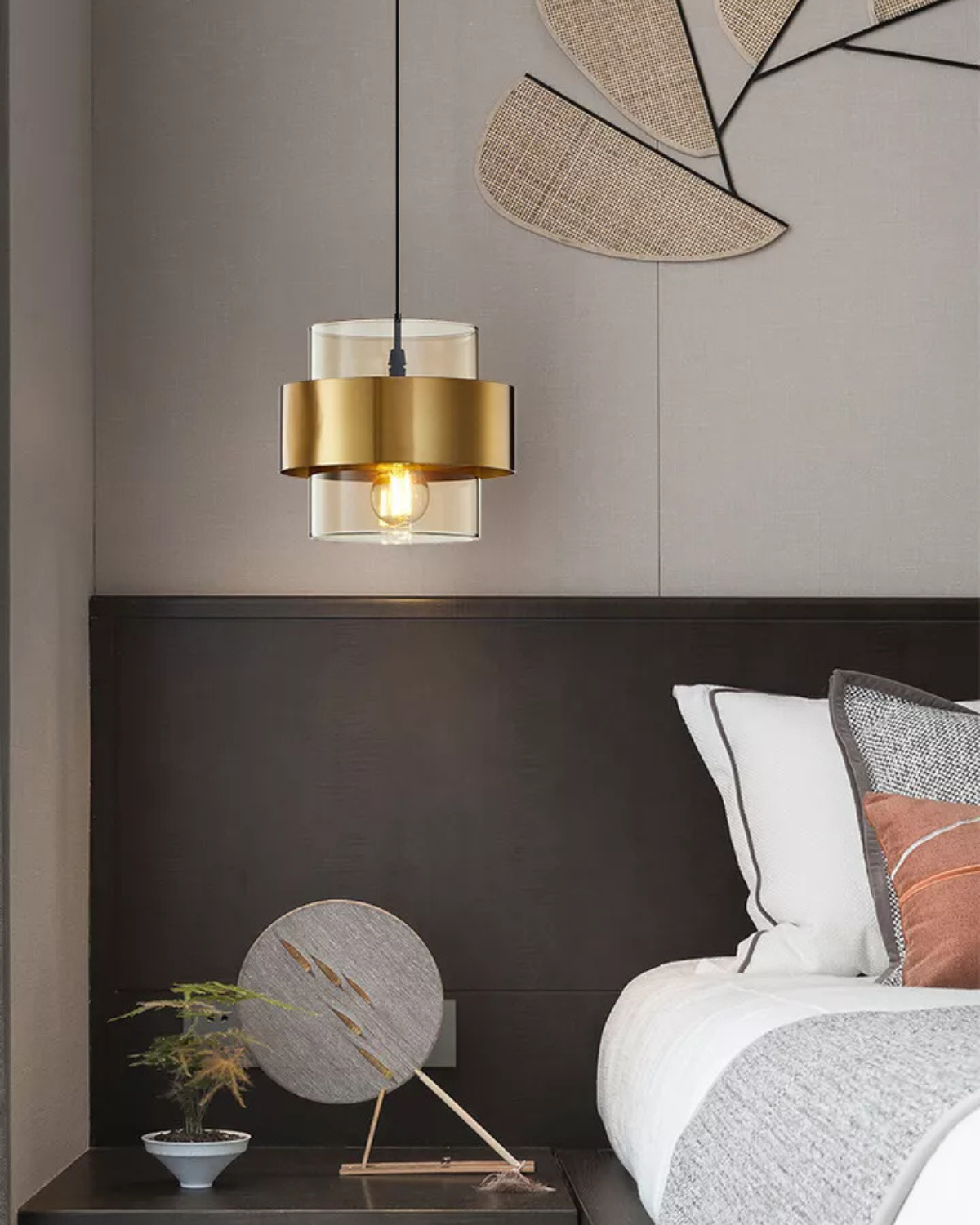 Solara Pendelleuchte aus goldgetöntem Glas - Verstellbares Kabel, Metalldetail - Desfino