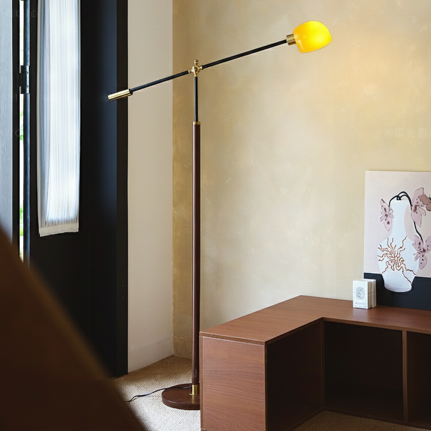 Stojací lampa Esilora Heritage Swing — dřevěný sloup, kovové otočné rameno
