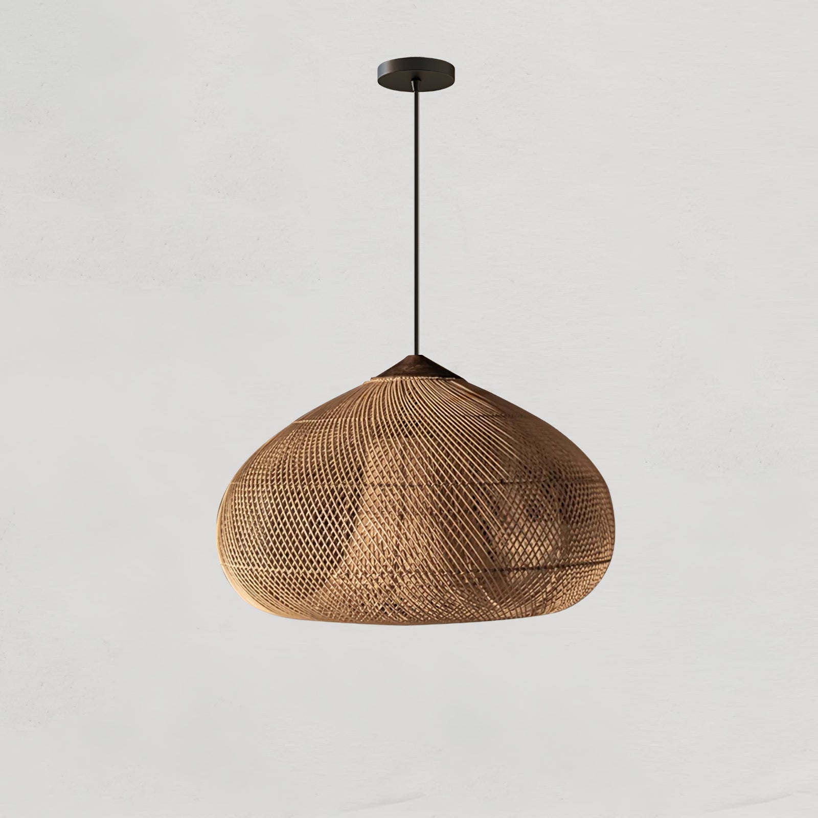 Pendelleuchte aus geflochtenem Rattan – kunstvoll handgewebtes Muster