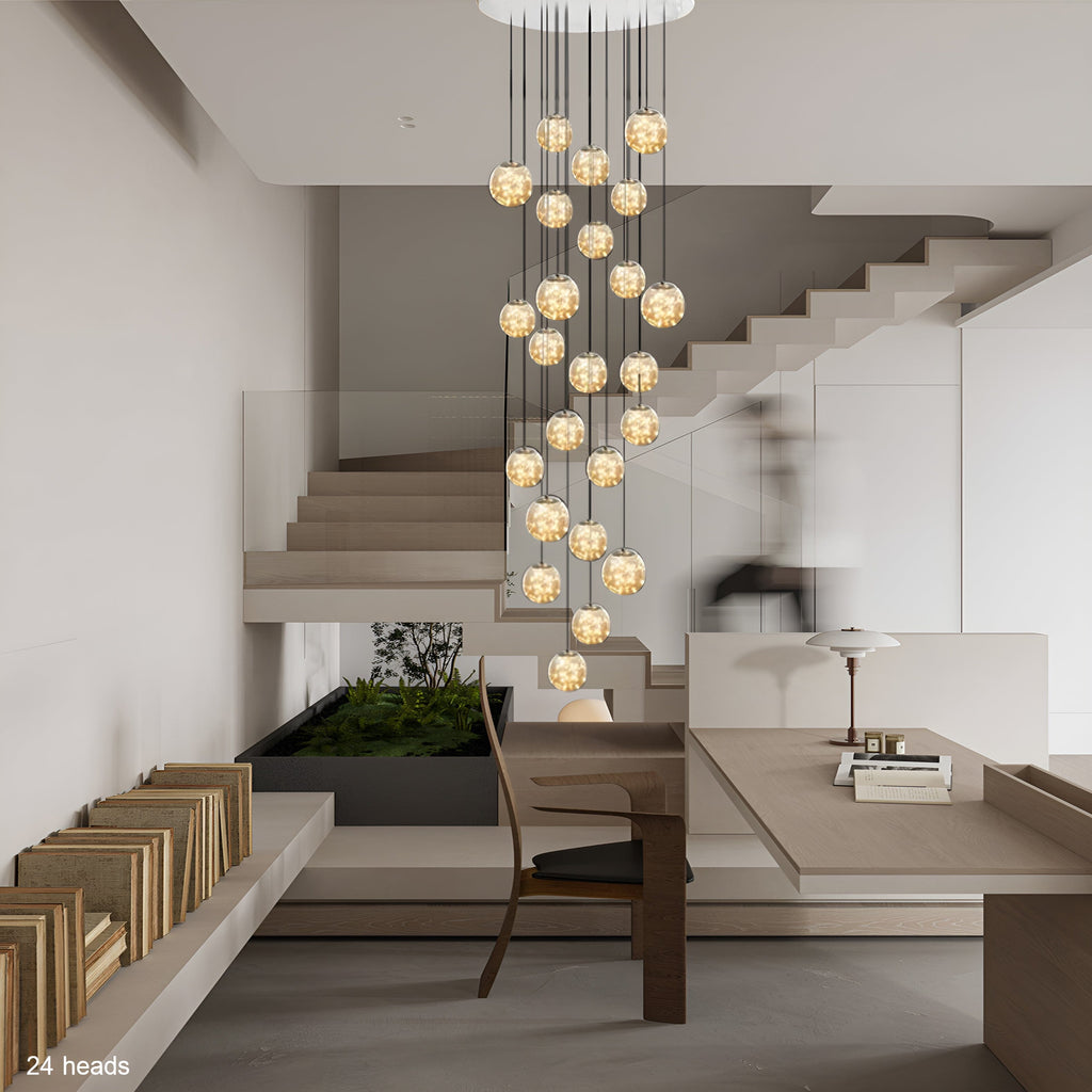 Lustr AstraLumen se skleněnými koulemi a schodišťovým designem s elegantní siluetou