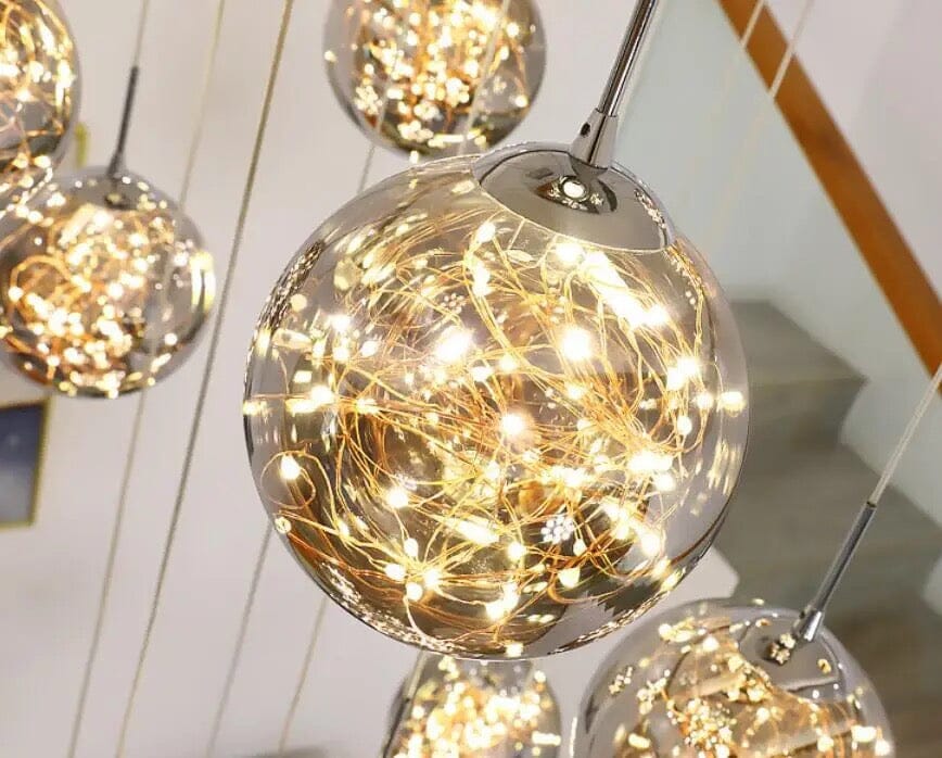 Lustr AstraLumen se skleněnými koulemi a schodišťovým designem s elegantní siluetou