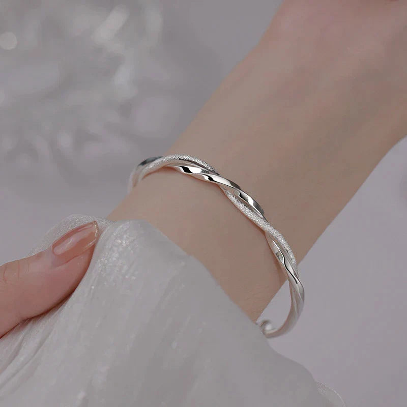 Elara, pletený náramek z ryzího stříbra — leštěný lesk, minimalistický design
