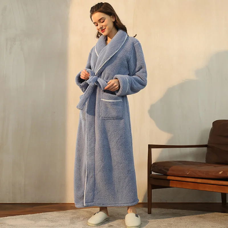 CozyFlannel Winter-Bademantel — Umlegekragen, verstellbarer Taillengürtel