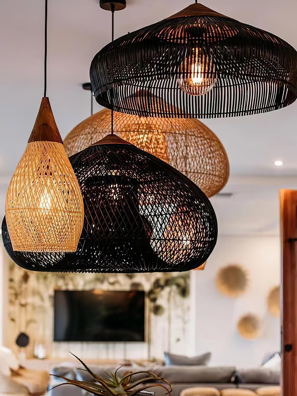 Pendelleuchte aus geflochtenem Rattan – kunstvoll handgewebtes Muster