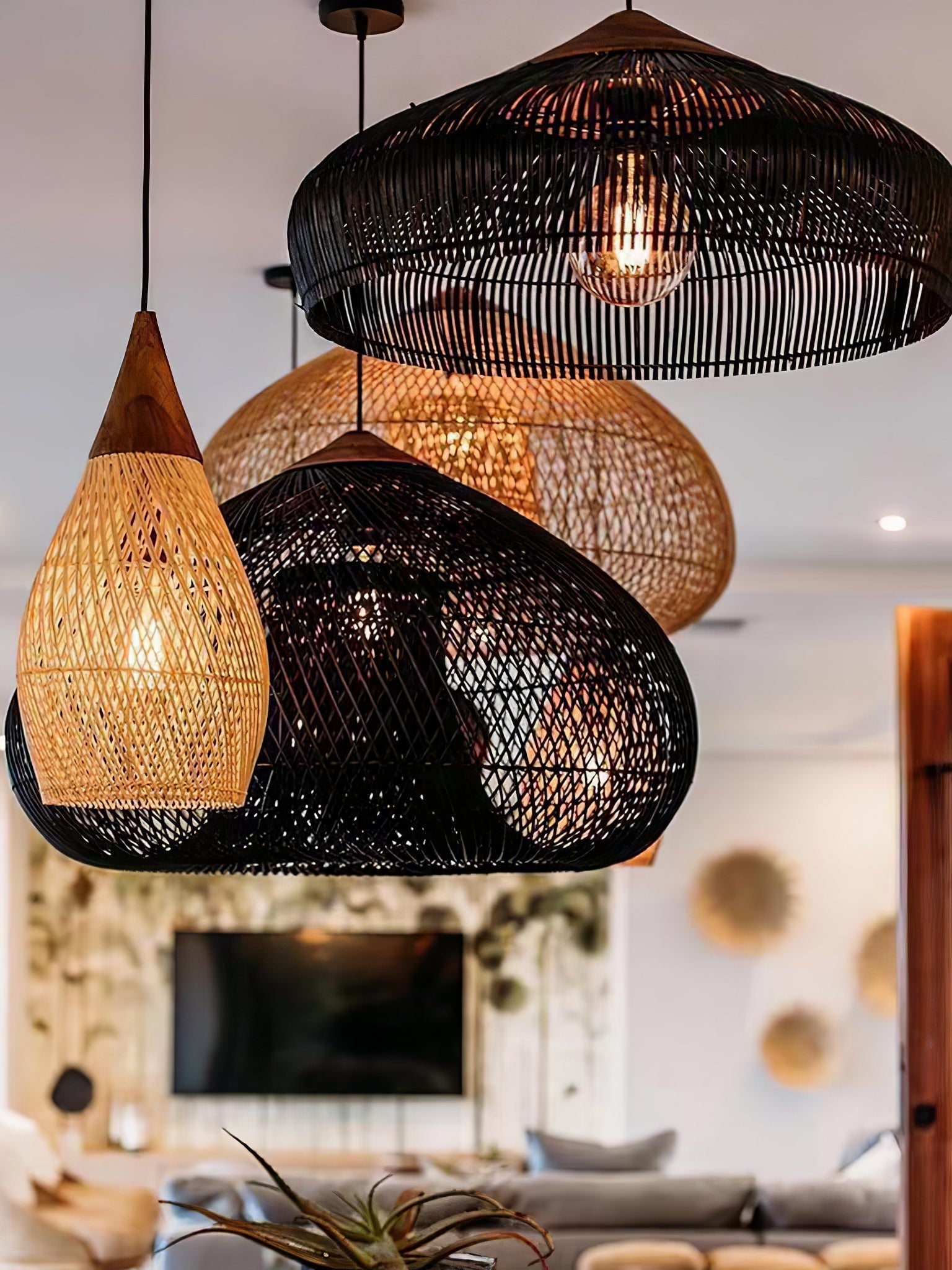 Pendelleuchte aus geflochtenem Rattan – kunstvoll handgewebtes Muster