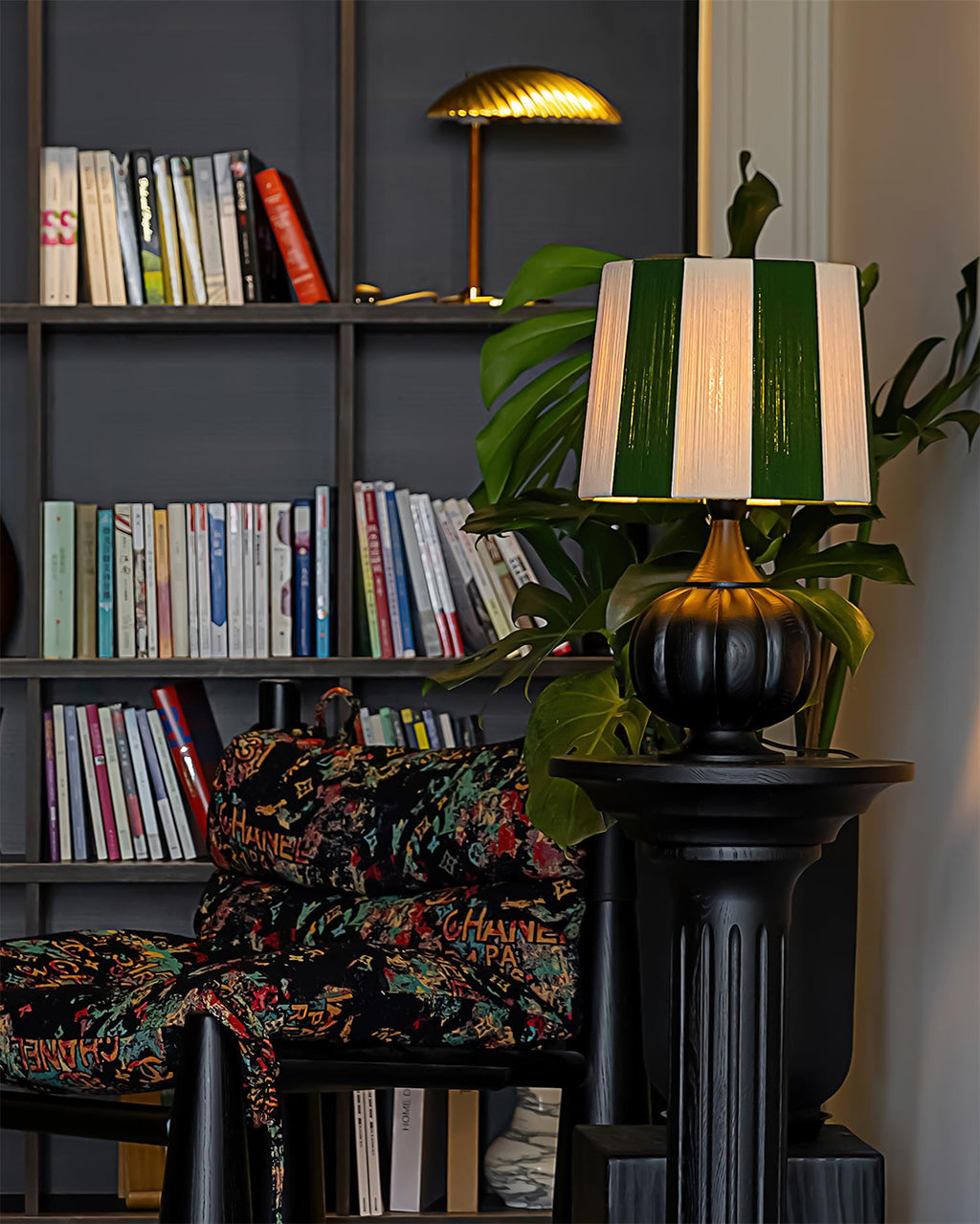 Harmonische, kräftig gestreifte Tischlampe
