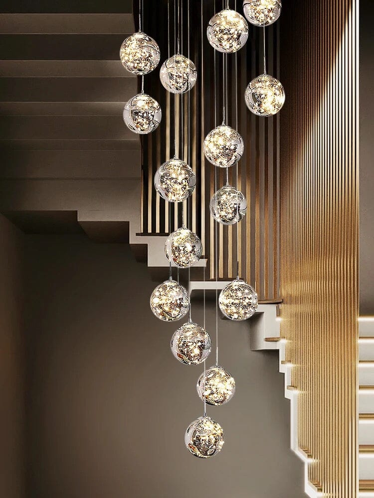 Lustr AstraLumen se skleněnými koulemi a schodišťovým designem s elegantní siluetou