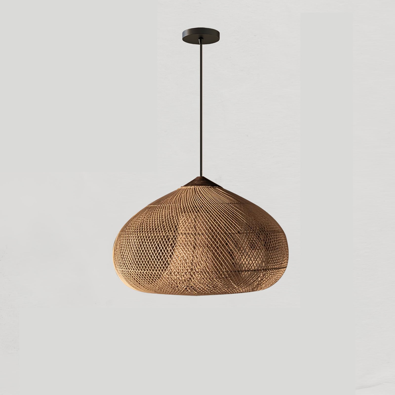 Pendelleuchte aus geflochtenem Rattan – kunstvoll handgewebtes Muster