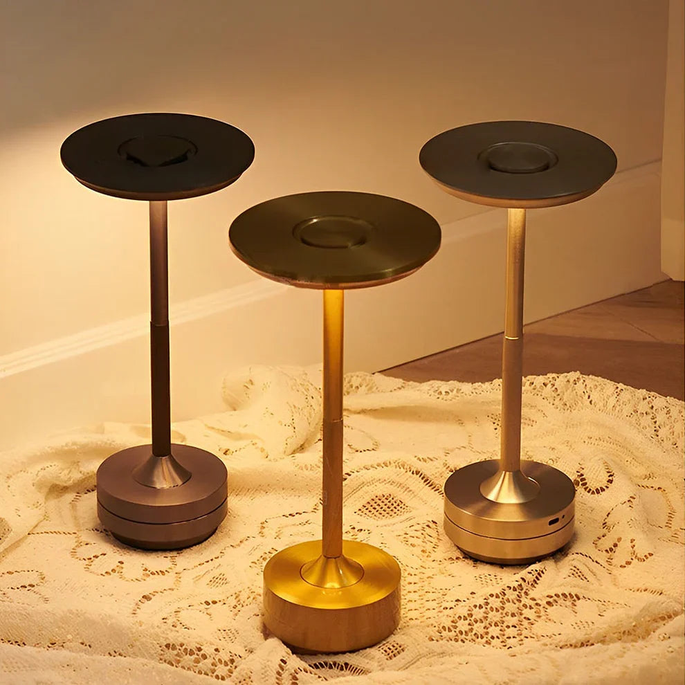 Lámpara de mesa LED recargable e inalámbrica — Regulador táctil, metal moderno - Desfino