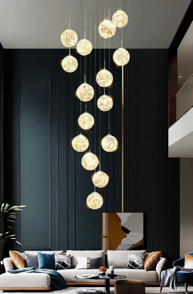 Lustr AstraLumen se skleněnými koulemi a schodišťovým designem s elegantní siluetou