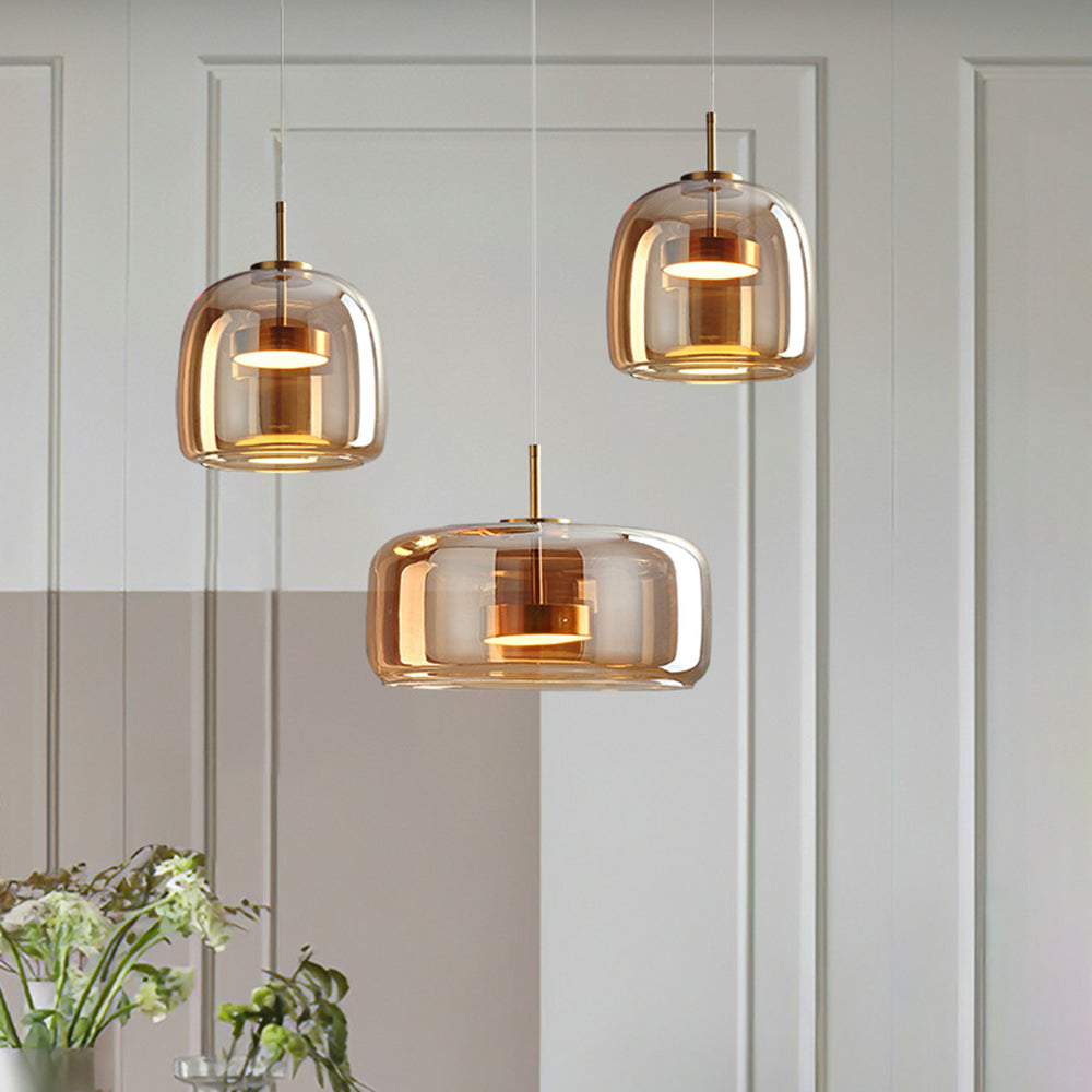 Solara retro-LED-pendel — Ravfarvet glasskærm, guldfarvet metalstel - Desfino