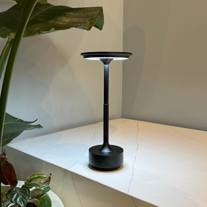 Lámpara de mesa LED recargable e inalámbrica — Regulador táctil, metal moderno - Desfino