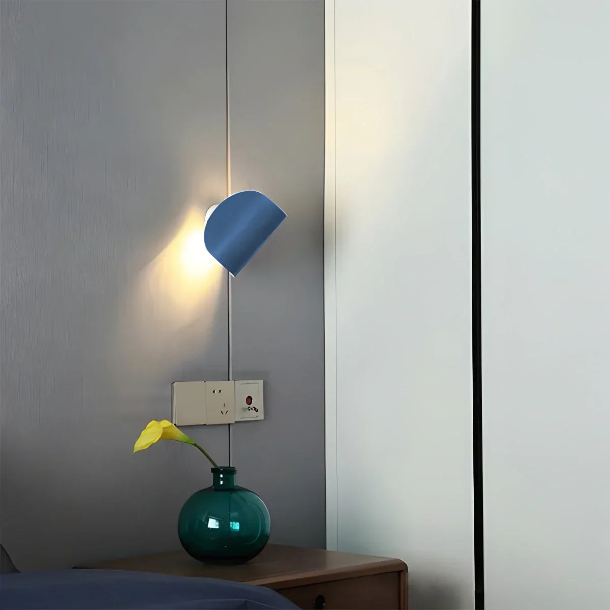 Verstellbare Wandleuchte mit halbem Schirm | Desfino