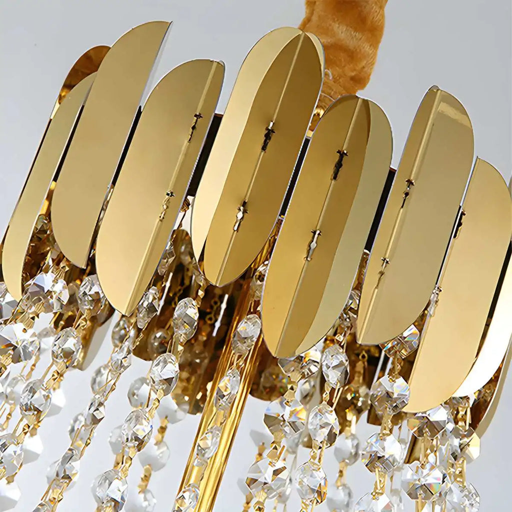 Großer mehrstufiger Kristallkronleuchter in Gold | Desfino