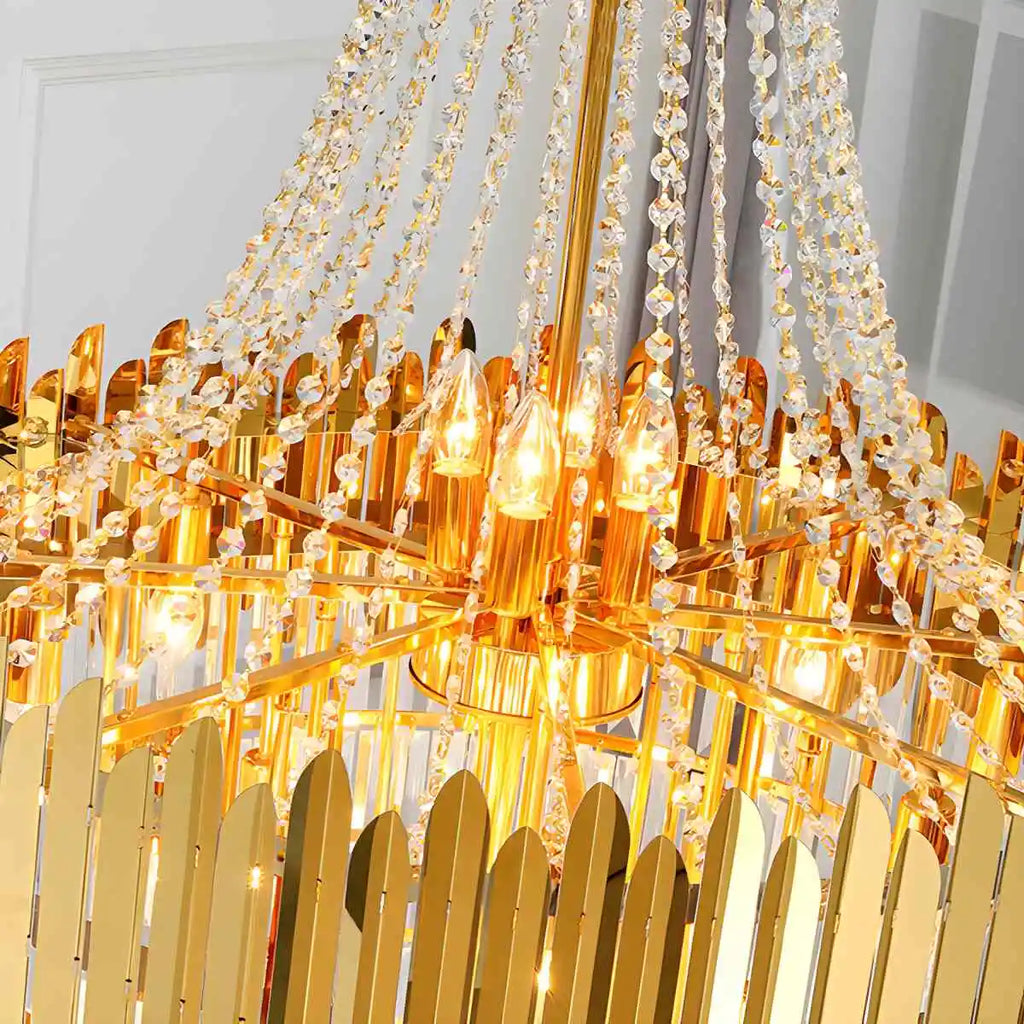Großer mehrstufiger Kristallkronleuchter in Gold | Desfino