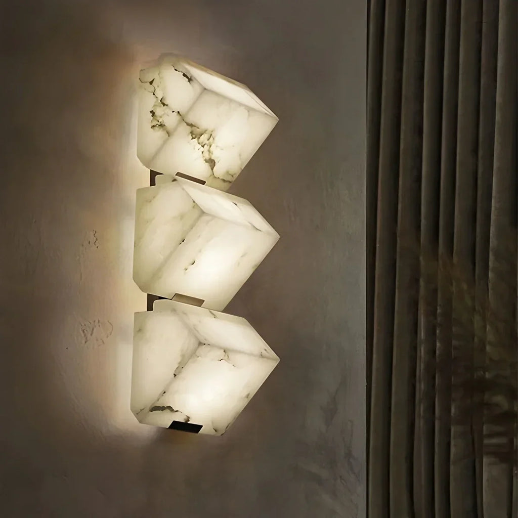 Spanische Alabaster-Wandleuchte mit drei abgeschrägten Blöcken | Desfino