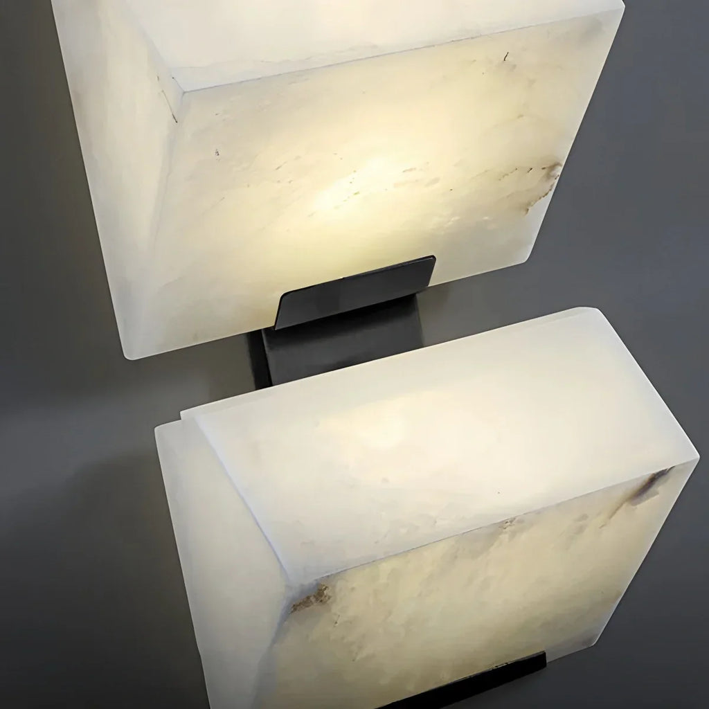 Spanische Alabaster-Wandleuchte mit drei abgeschrägten Blöcken | Desfino
