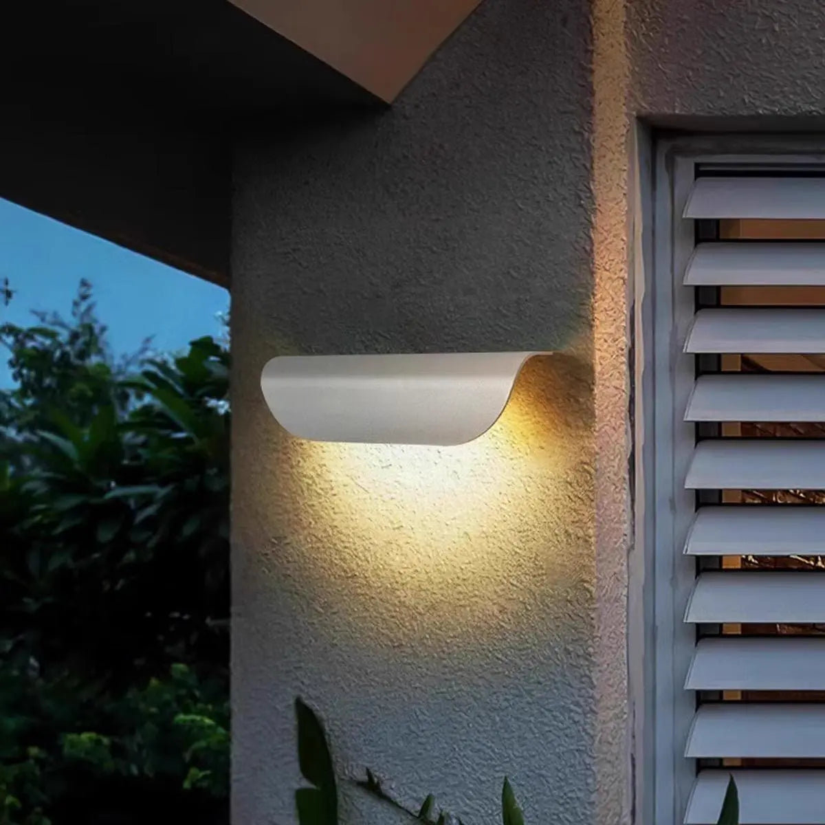 Curled Leaf Outdoor Wall Light | Desfino