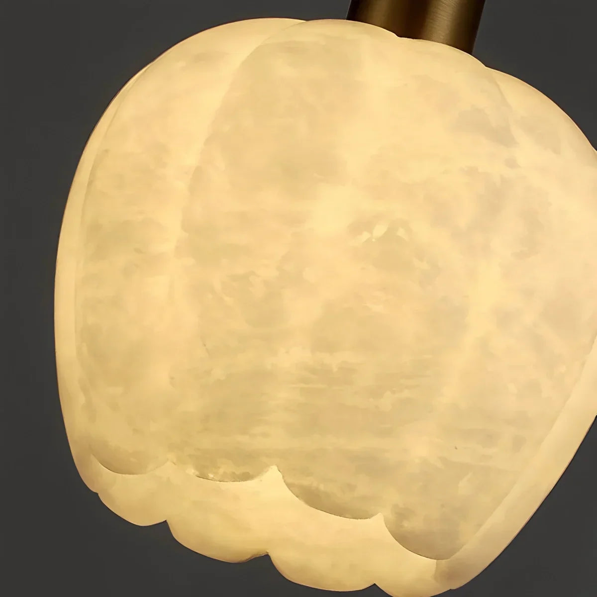 Pendelleuchte in Form einer Blütenknospe aus spanischem Alabaster | Desfino