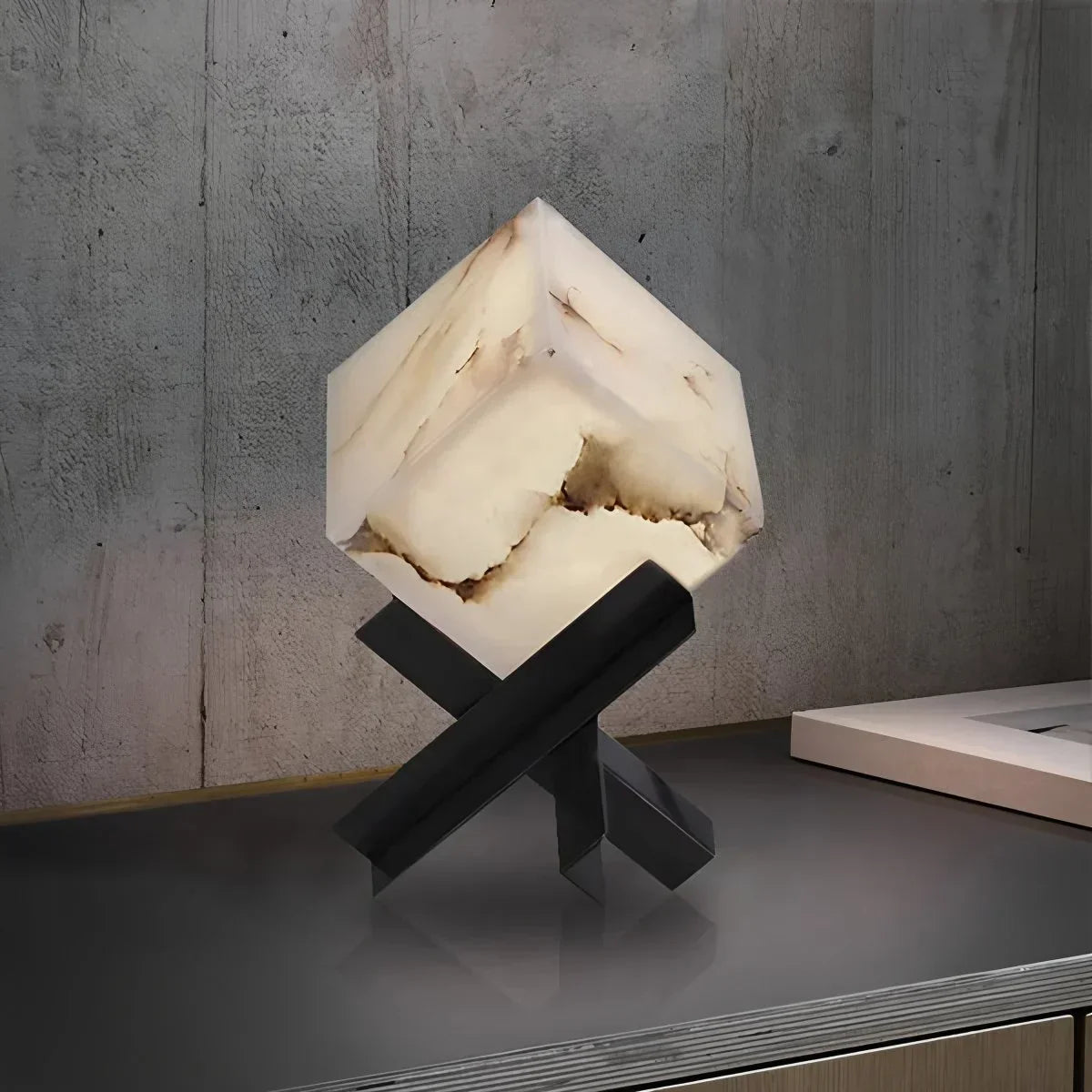 Quadratische Tischleuchte aus spanischem Alabaster im Light-Luxury-Stil | Desfino