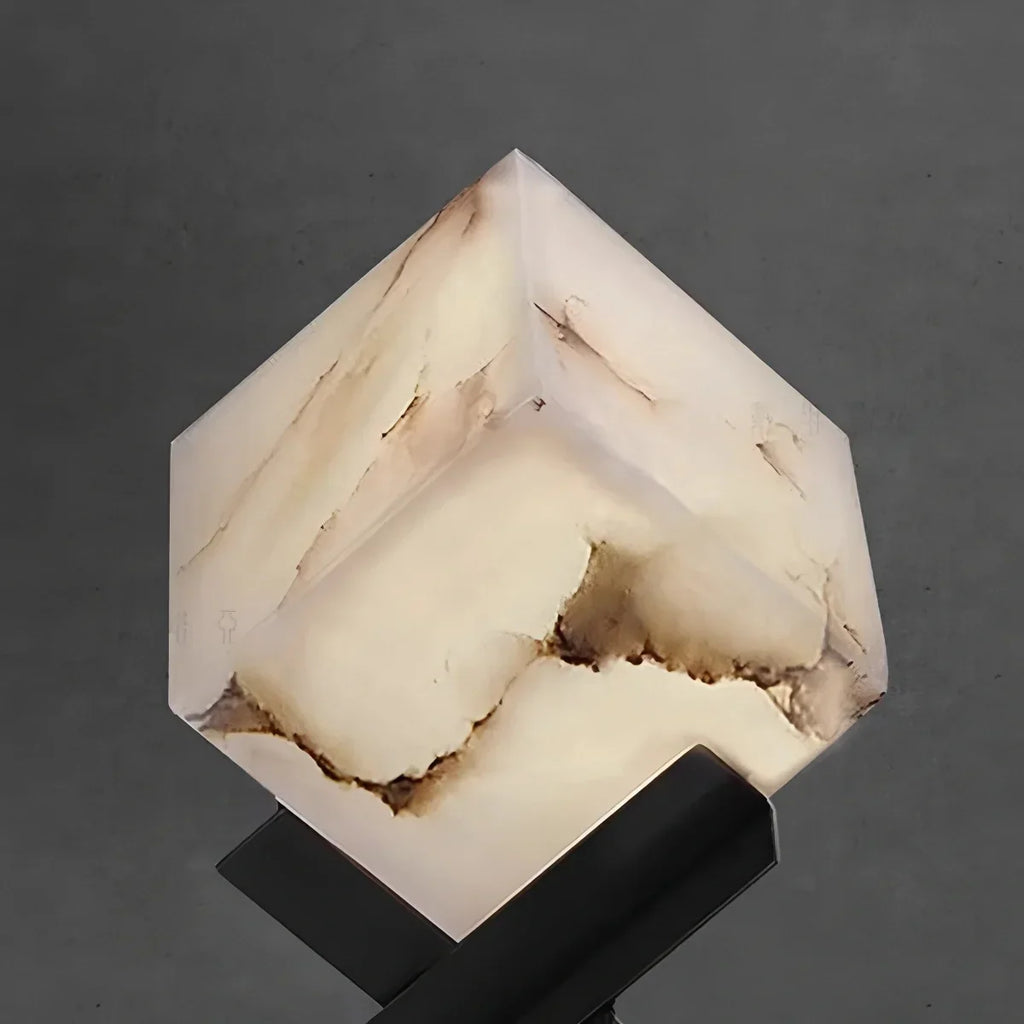 Quadratische Tischleuchte aus spanischem Alabaster im Light-Luxury-Stil | Desfino