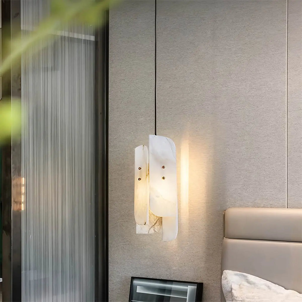Minimalistische Pendelleuchte aus spanischem Alabaster mit künstlerischer Segmentgestaltung | Desfino