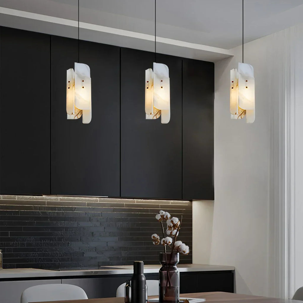 Minimalistische Pendelleuchte aus spanischem Alabaster mit künstlerischer Segmentgestaltung | Desfino