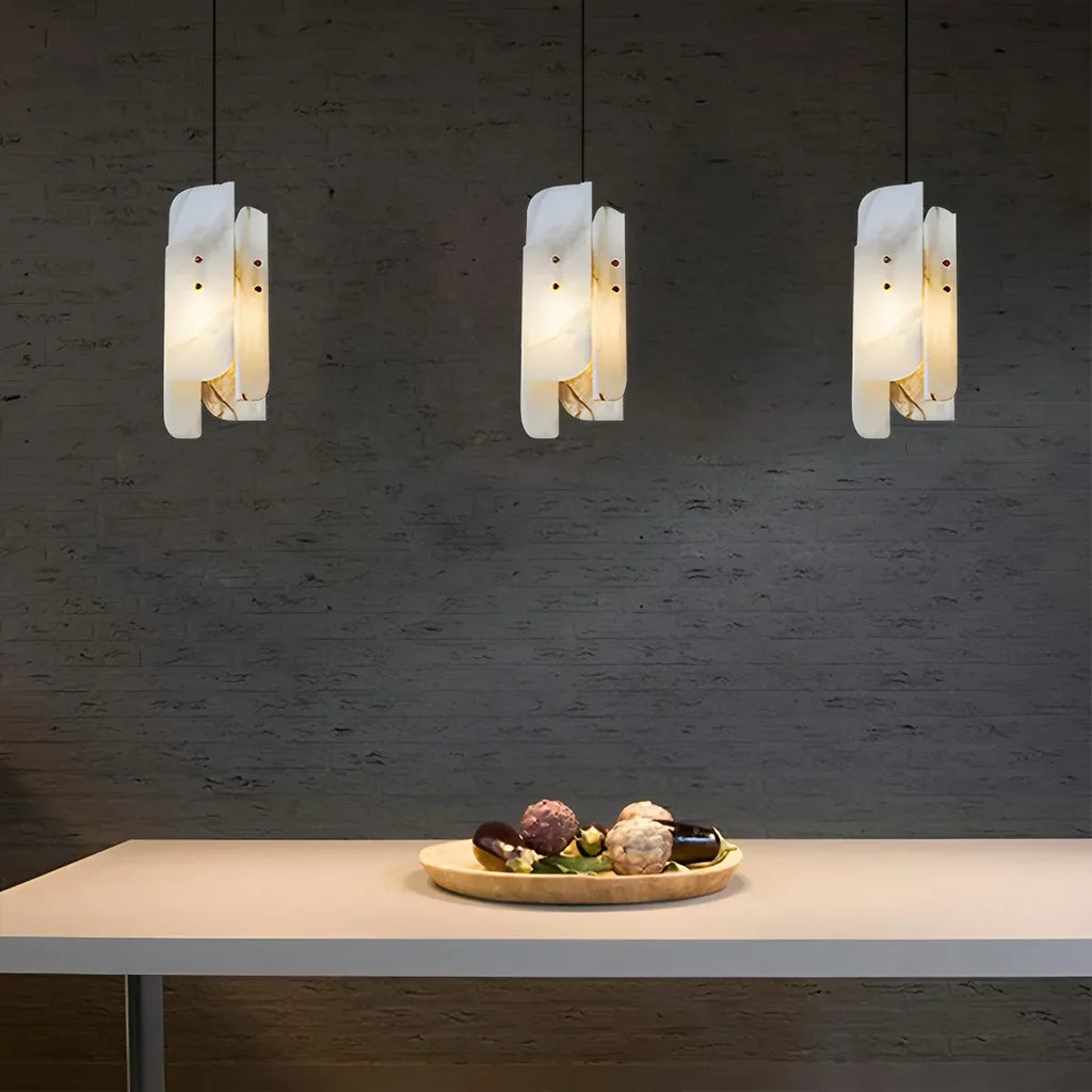 Minimalistische Pendelleuchte aus spanischem Alabaster mit künstlerischer Segmentgestaltung | Desfino