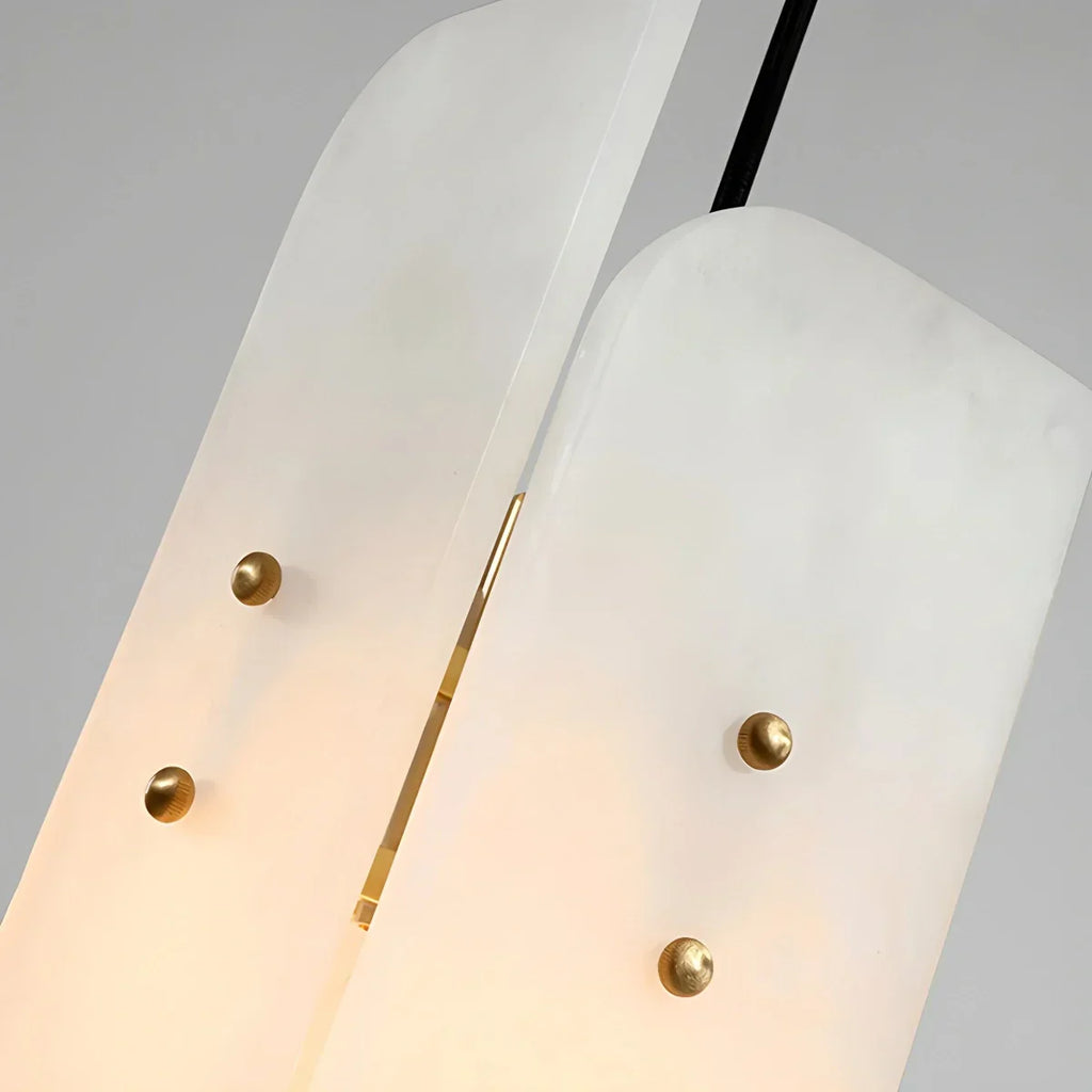 Minimalistische Pendelleuchte aus spanischem Alabaster mit künstlerischer Segmentgestaltung | Desfino