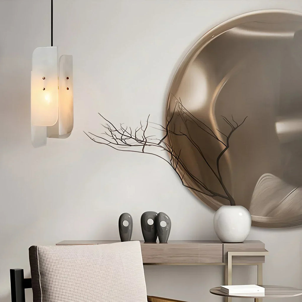 Minimalistische Pendelleuchte aus spanischem Alabaster mit künstlerischer Segmentgestaltung | Desfino
