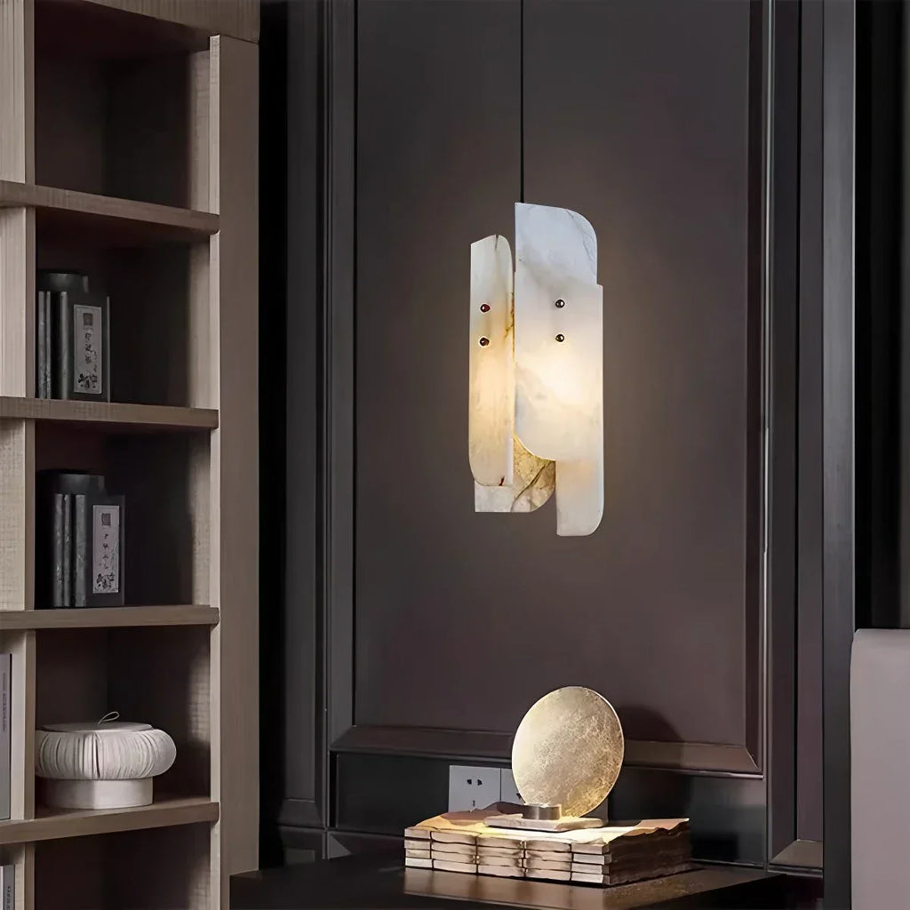 Minimalistische Pendelleuchte aus spanischem Alabaster mit künstlerischer Segmentgestaltung | Desfino