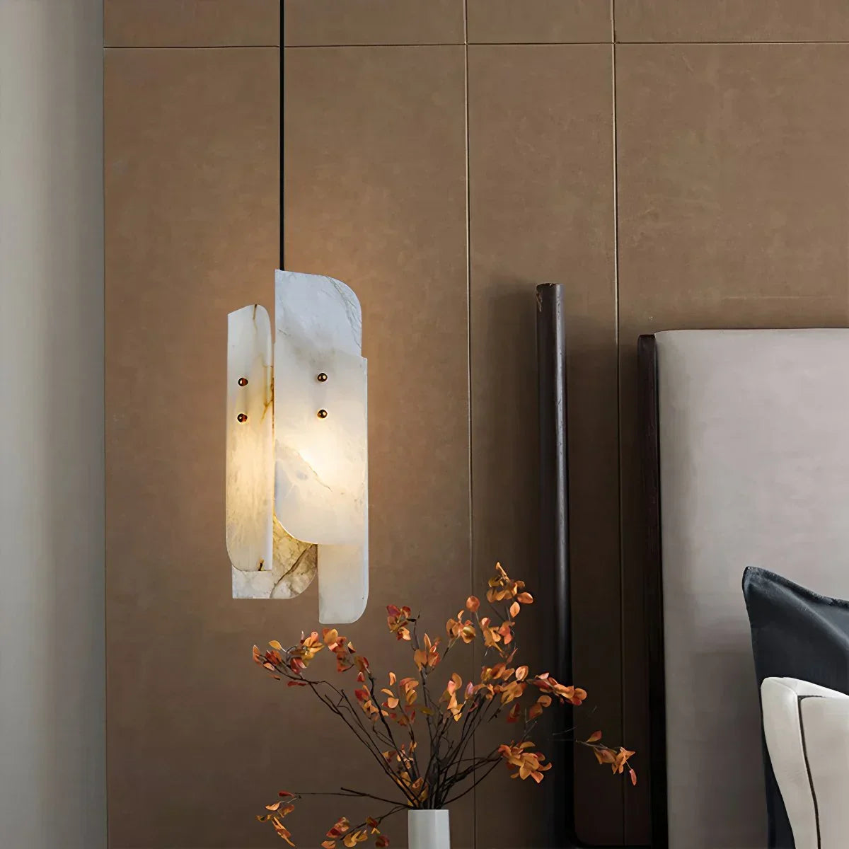 Minimalistische Pendelleuchte aus spanischem Alabaster mit künstlerischer Segmentgestaltung | Desfino