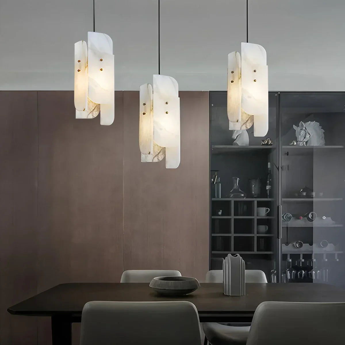 Minimalistische Pendelleuchte aus spanischem Alabaster mit künstlerischer Segmentgestaltung | Desfino
