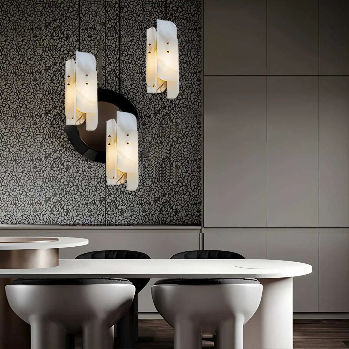 Minimalistische Pendelleuchte aus spanischem Alabaster mit künstlerischer Segmentgestaltung | Desfino