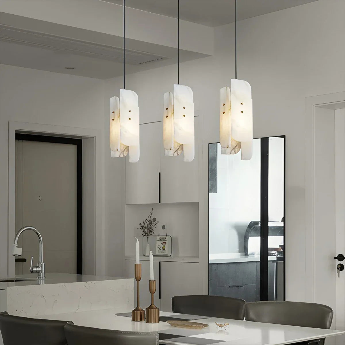 Minimalistische Pendelleuchte aus spanischem Alabaster mit künstlerischer Segmentgestaltung | Desfino