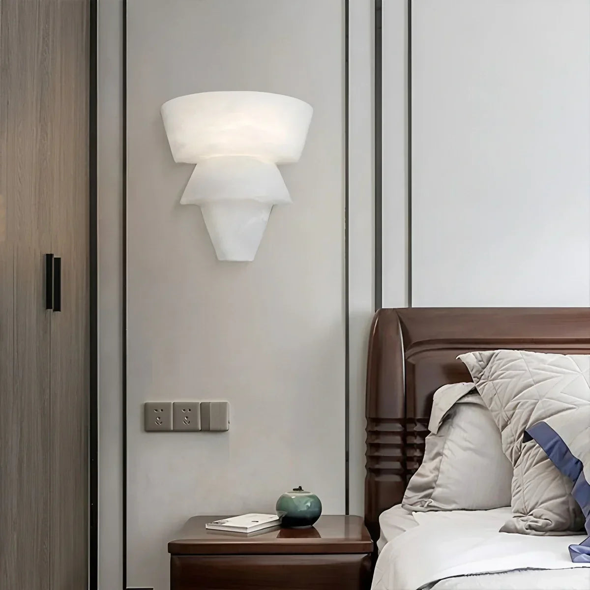 Wandleuchte aus zusammengesetztem spanischem Alabaster in Kegelform | Desfino