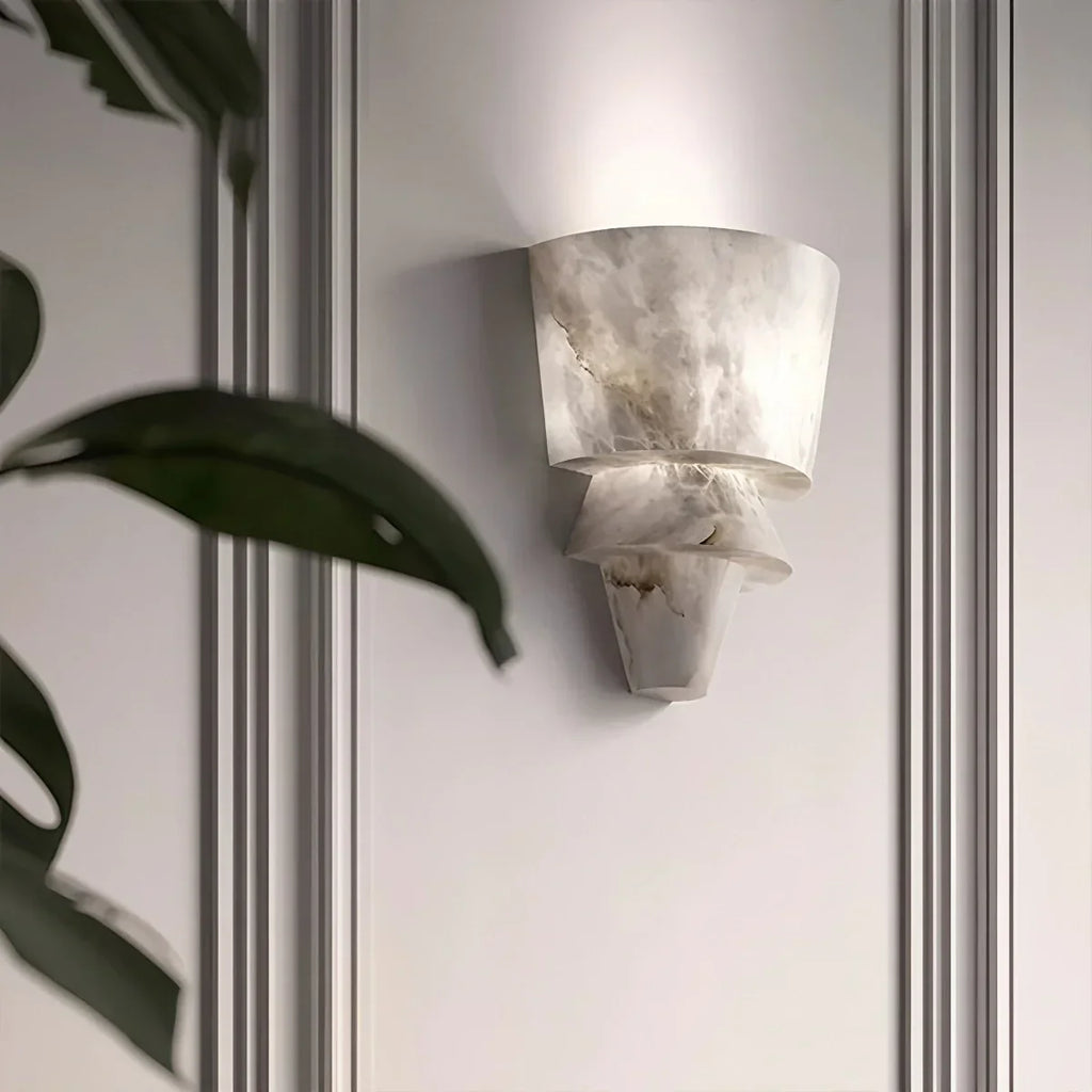 Wandleuchte aus zusammengesetztem spanischem Alabaster in Kegelform | Desfino