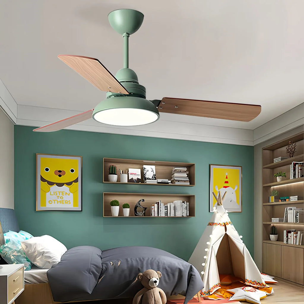 Moderne minimalistische Deckenventilatorleuchte mit drei Blättern | Desfino