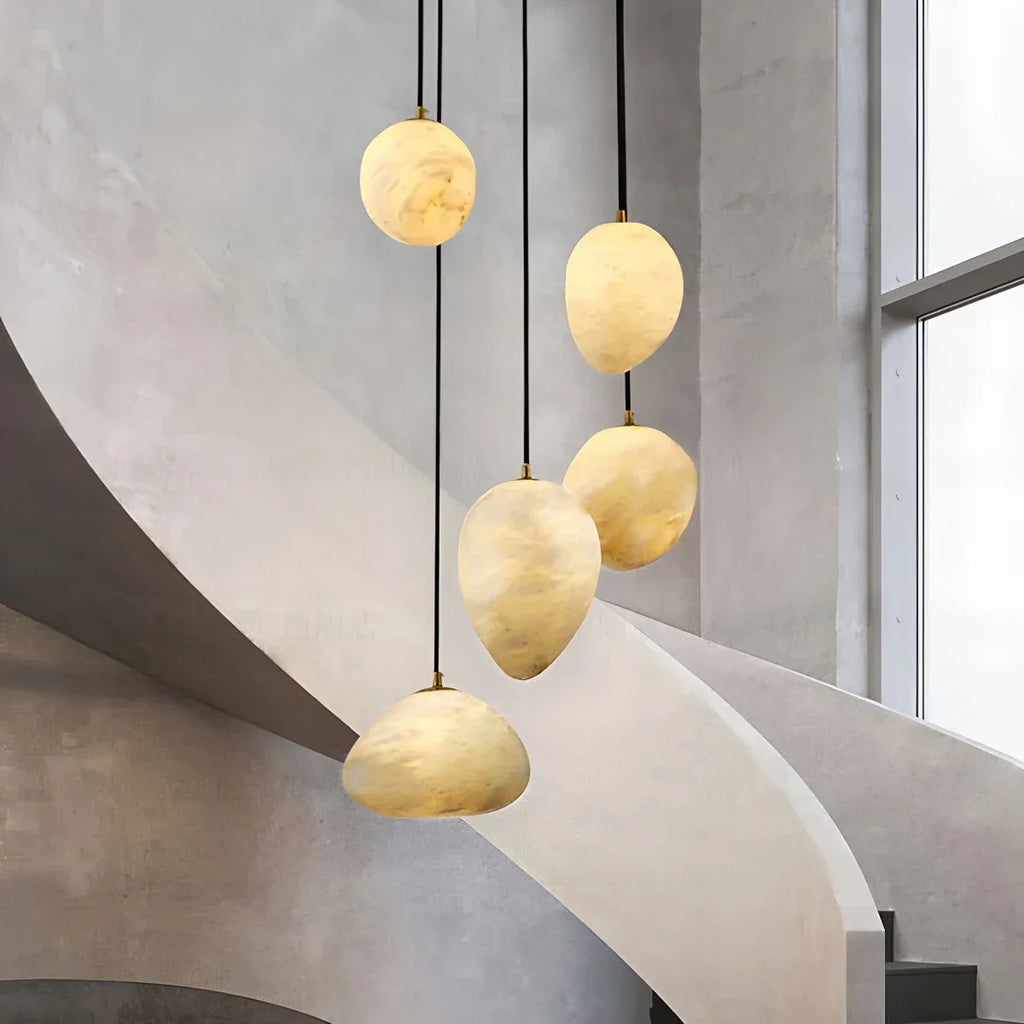 Moderne Pendelleuchte aus spanischem Alabaster in Kieselform | Desfino