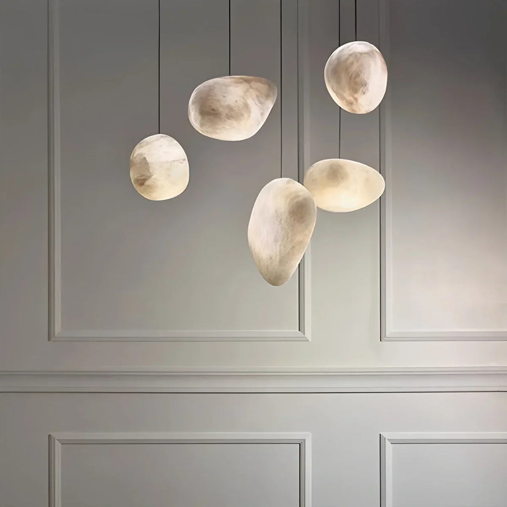Moderne Pendelleuchte aus spanischem Alabaster in Kieselform | Desfino