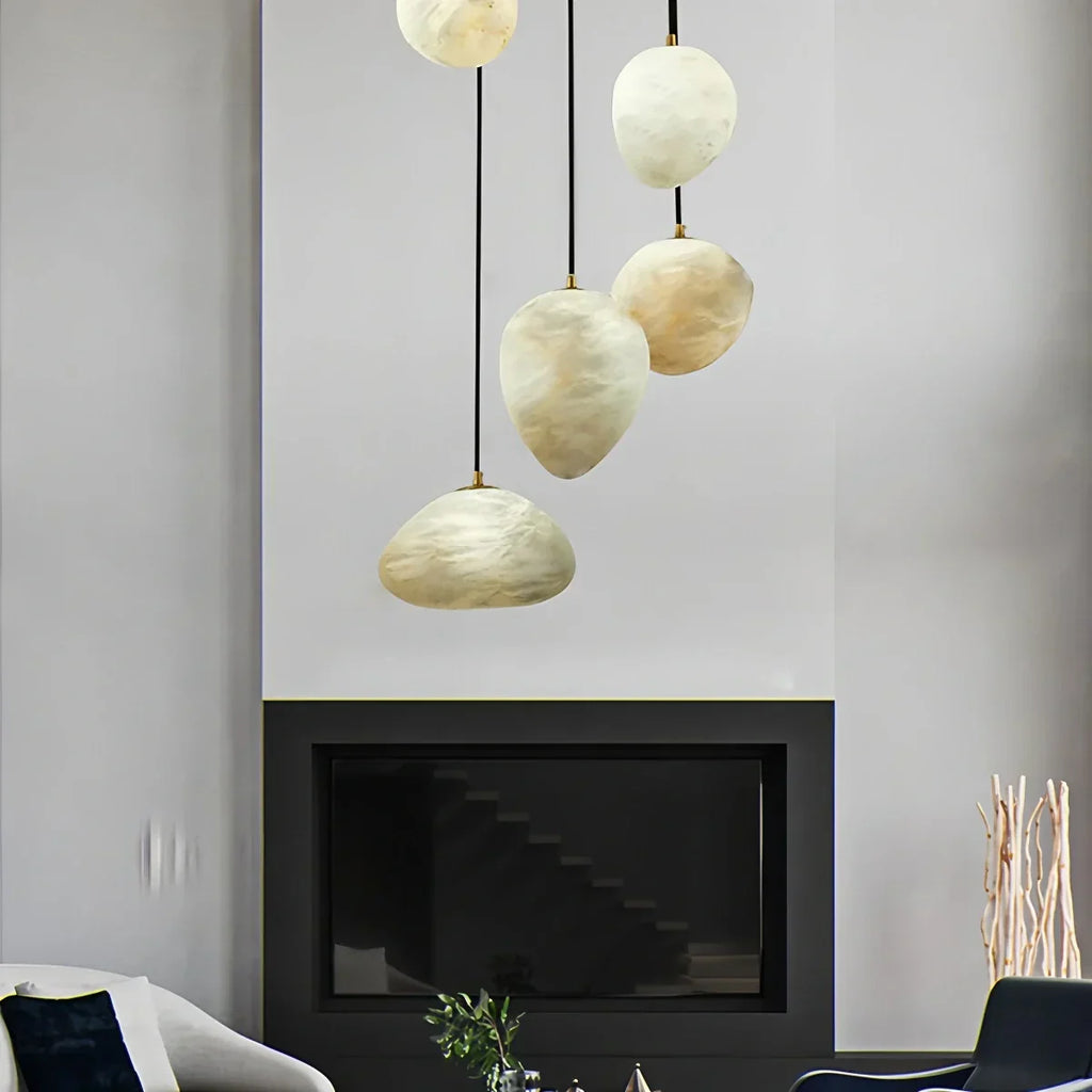 Moderne Pendelleuchte aus spanischem Alabaster in Kieselform | Desfino