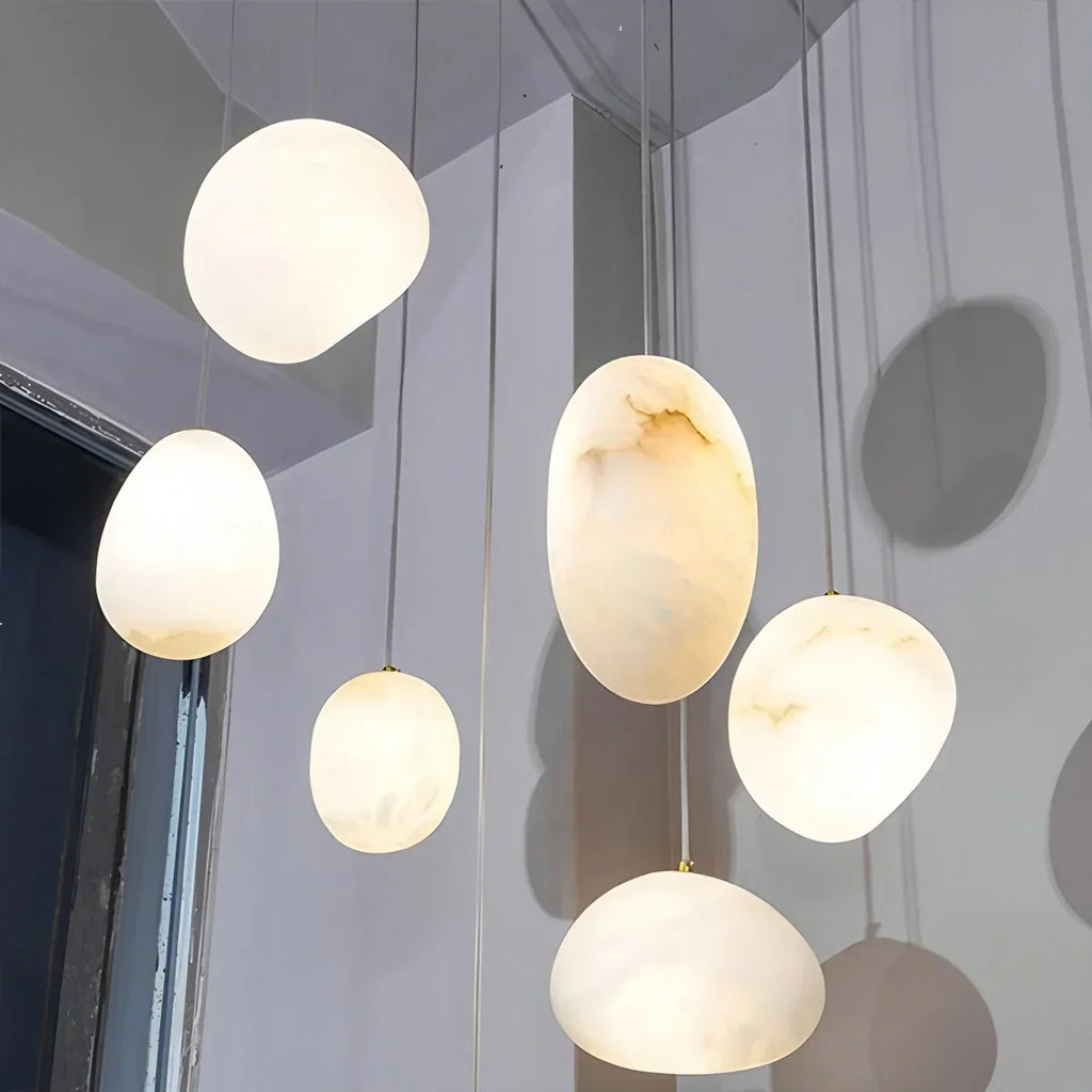 Moderne Pendelleuchte aus spanischem Alabaster in Kieselform | Desfino
