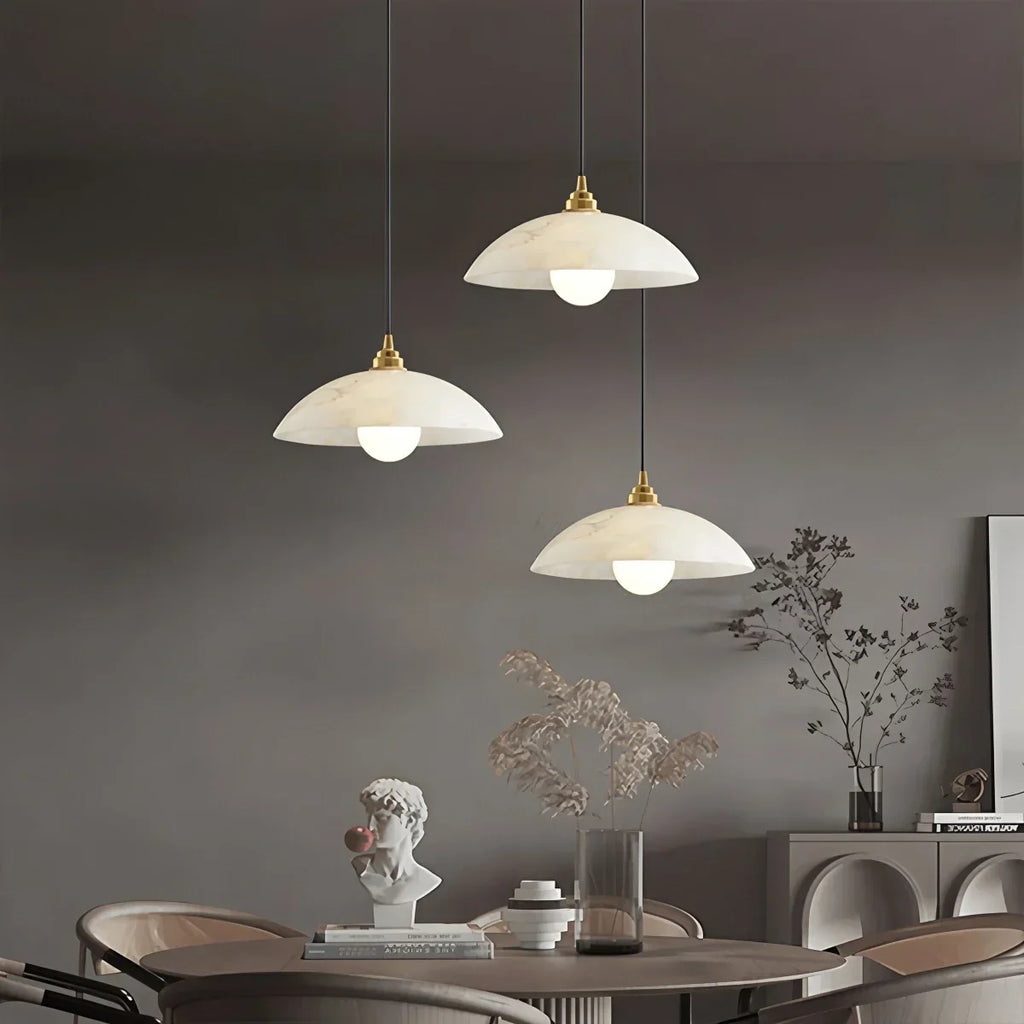 Pendelleuchte aus spanischem Alabaster in Kuppelform für das Esszimmer | Desfino