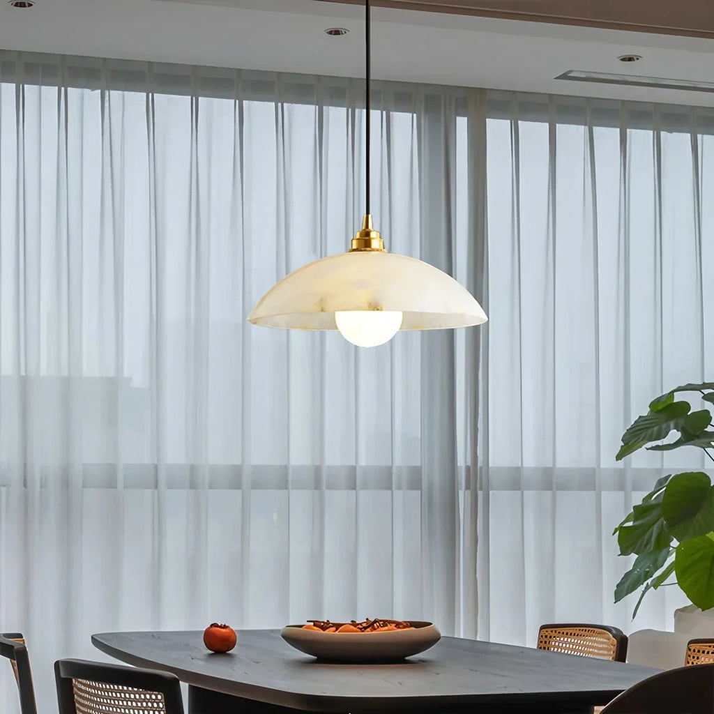 Pendelleuchte aus spanischem Alabaster in Kuppelform für das Esszimmer | Desfino