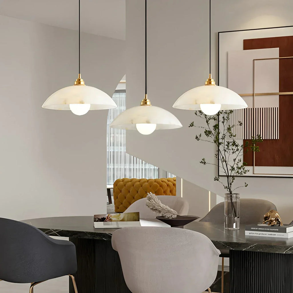 Pendelleuchte aus spanischem Alabaster in Kuppelform für das Esszimmer | Desfino