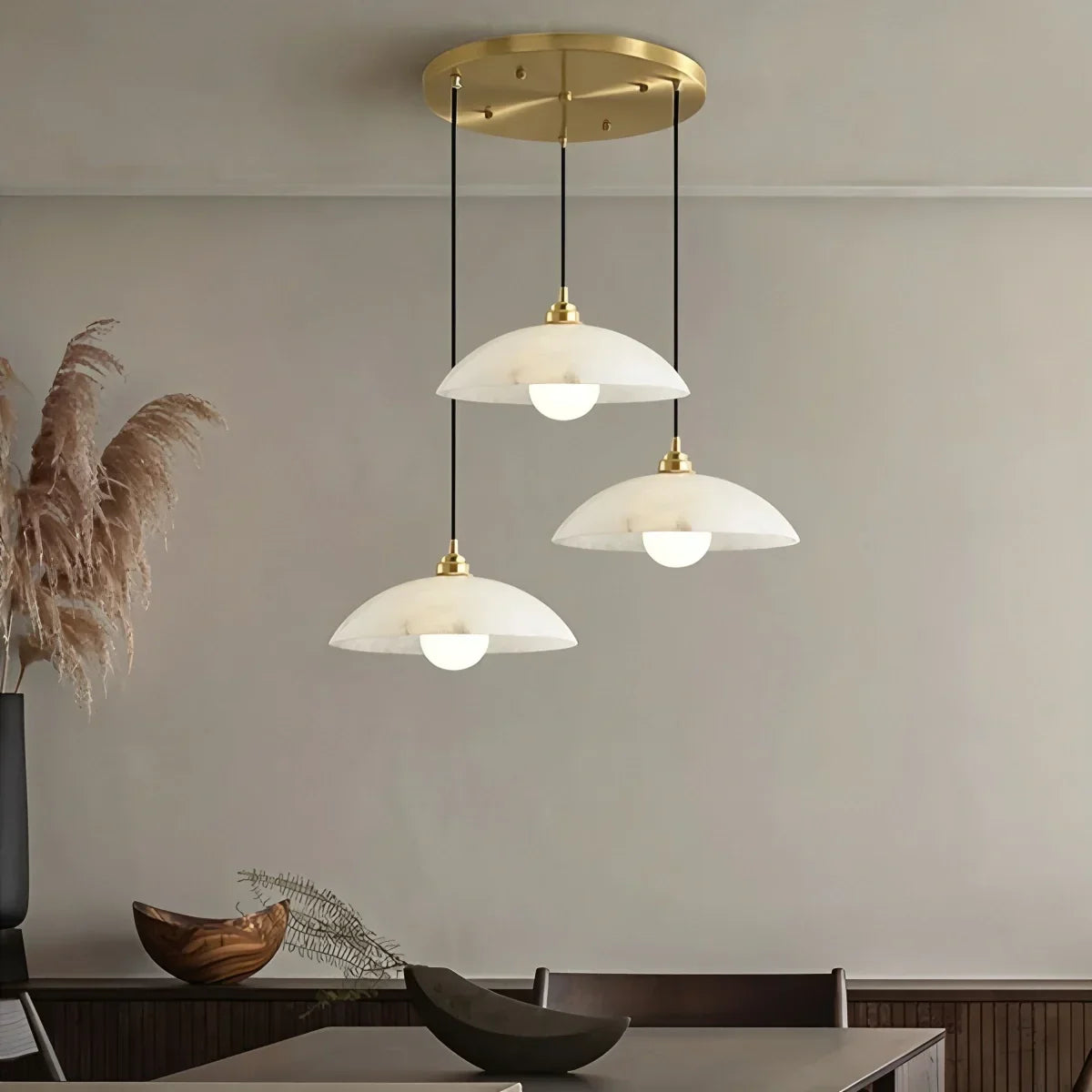 Pendelleuchte aus spanischem Alabaster in Kuppelform für das Esszimmer | Desfino