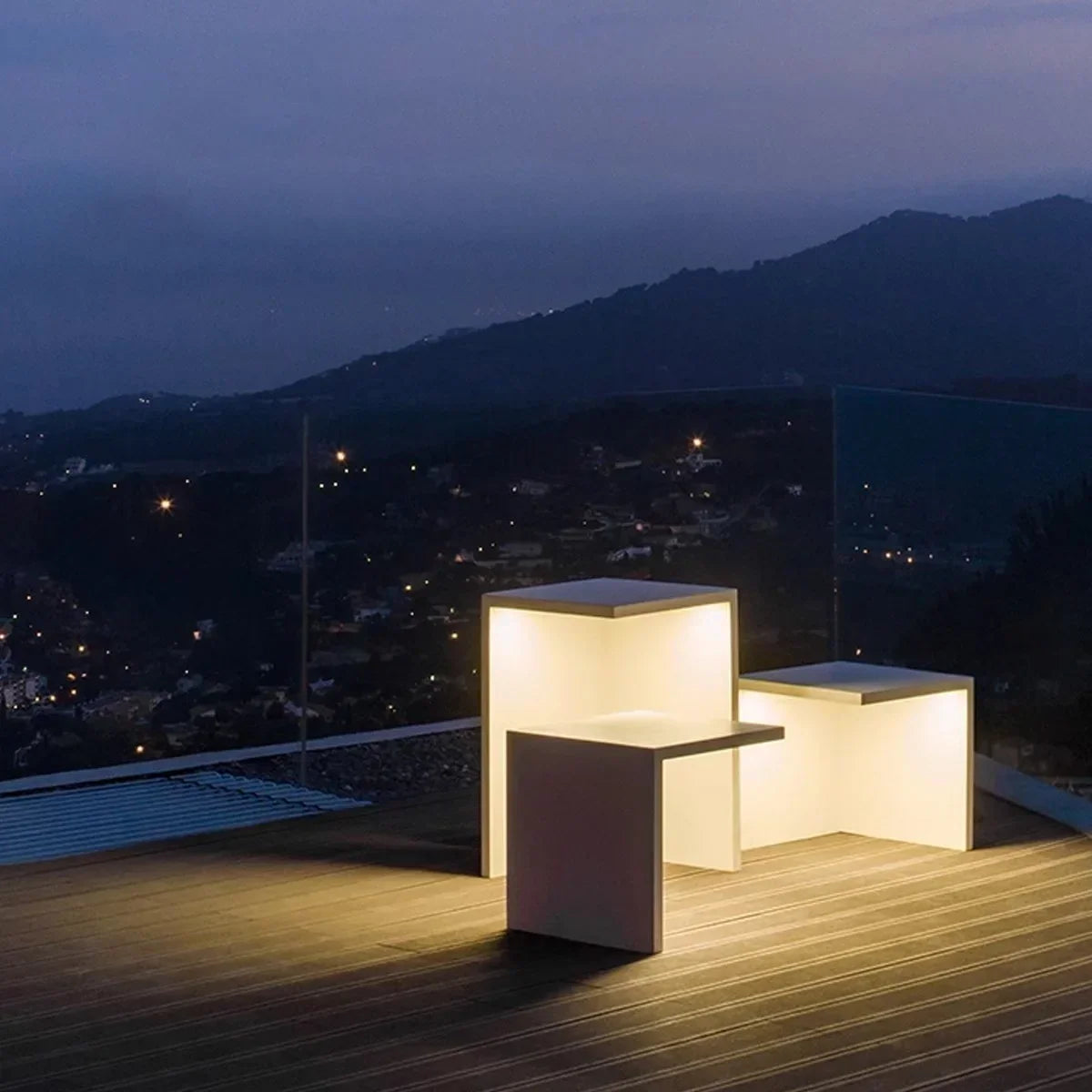 Solar-Stehlampe als Tisch und Hocker | Desfino