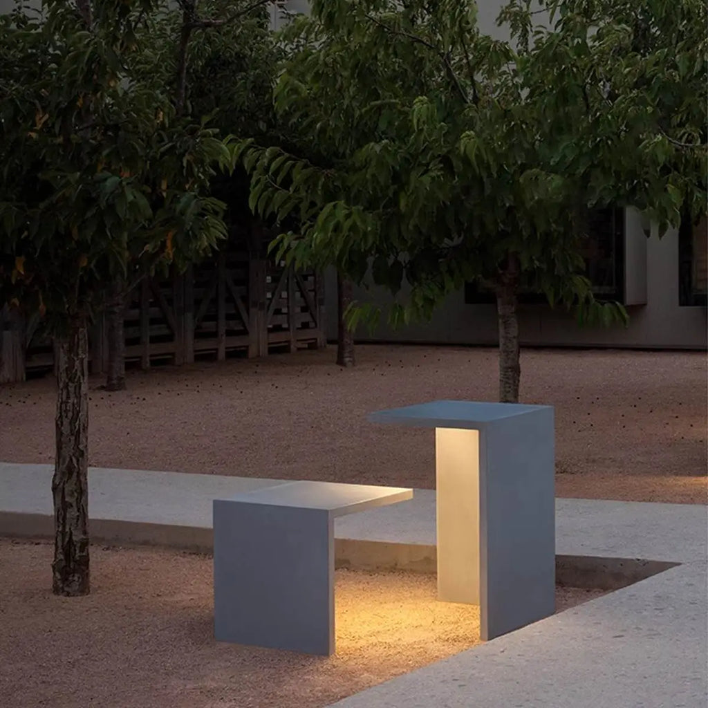 Solar-Stehlampe als Tisch und Hocker | Desfino